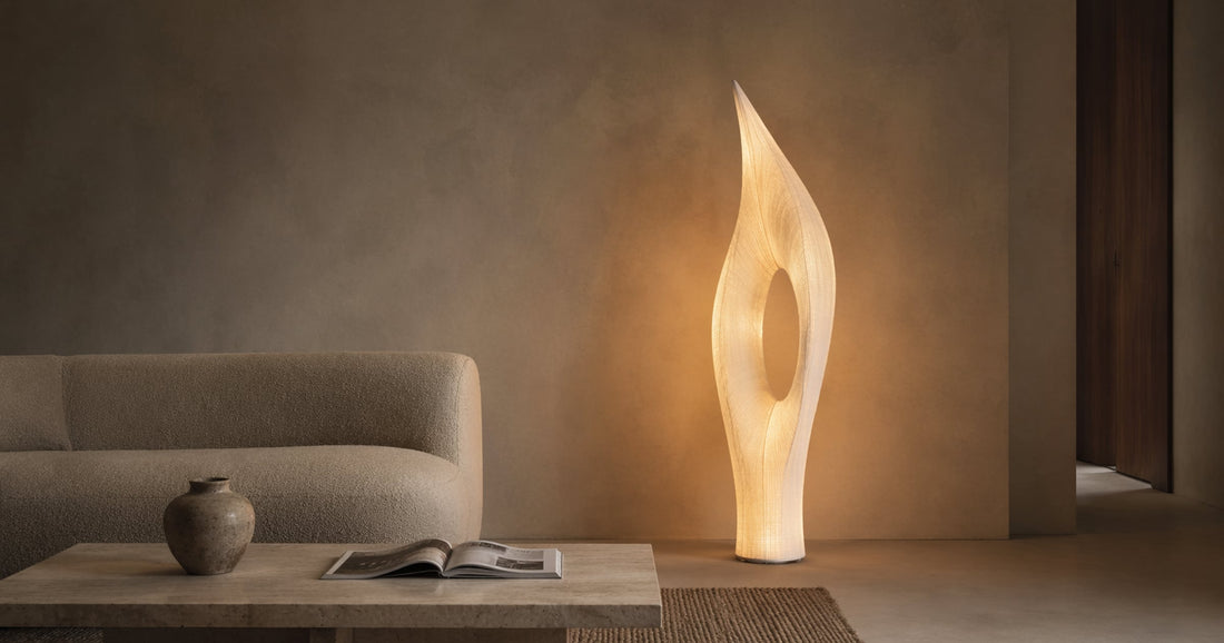 Moderne Designleuchte als Skulptur in minimalistischem Wohnraum mit warmem Lichtschein