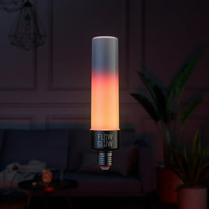 FlowGlow Effektlampe zeigt den Effekt Red Fire im Wohnzimmer